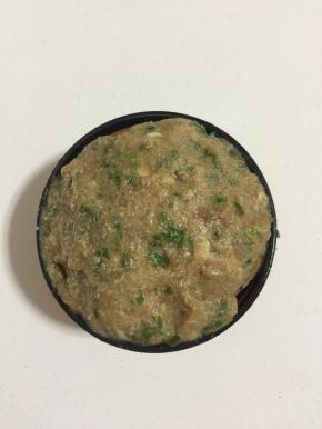 准备好肉馅儿一碗。（肉糜中加入料酒，蚝油，鸡蛋，生抽，盐，鸡粉，肉馅调料，香油。用筷子顺时针方向搅拌均匀。）