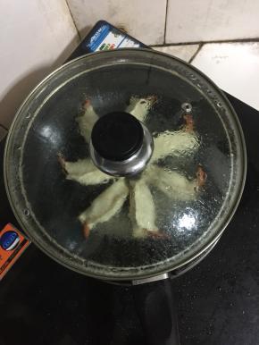 盖上盖子，继续中火把水收干一点儿。