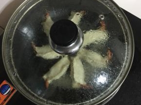 盖上盖子，继续中火把水收干一点儿。