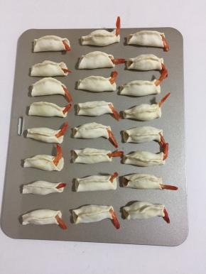 依次把所有的虾饺都包好备用。