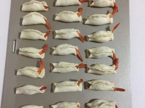 依次把所有的虾饺都包好备用。
