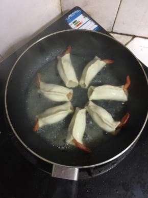 倒入适量的冷水。（冷水不要太多，也不要太少，没过虾饺底部就可以了。）