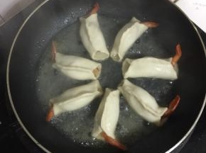倒入适量的冷水。（冷水不要太多，也不要太少，没过虾饺底部就可以了。）