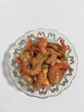 处理好的虾加入一勺料酒，两勺生抽抓匀，腌制10分钟左右。