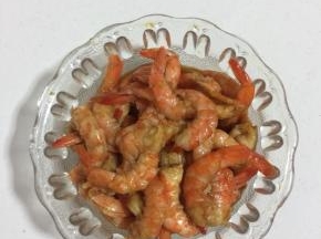 处理好的虾加入一勺料酒，两勺生抽抓匀，腌制10分钟左右。