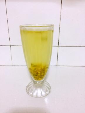 再来一杯酸酸甜甜的百香果蜂蜜水，一餐就解决啦。