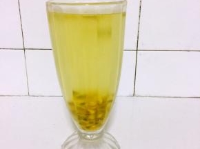 再来一杯酸酸甜甜的百香果蜂蜜水，一餐就解决啦。