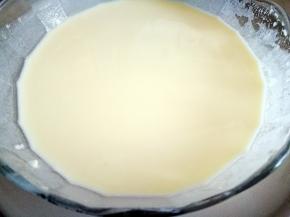 低筋粉清水蛋黄搅拌均匀调制成面糊