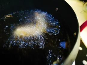放入油锅炸制