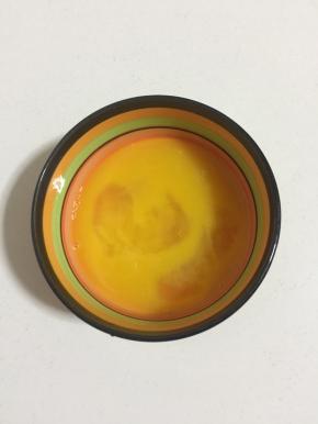 鸡蛋两个打入碗中，加入少许盐搅拌均匀。（图中的碗里用了两个鸡蛋，实际上今天做这个虾饺我总共用了6个鸡蛋。我家人比较多，我做了三锅，每锅用了两个鸡蛋。）