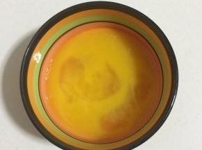 鸡蛋两个打入碗中，加入少许盐搅拌均匀。（图中的碗里用了两个鸡蛋，实际上今天做这个虾饺我总共用了6个鸡蛋。我家人比较多，我做了三锅，每锅用了两个鸡蛋。）