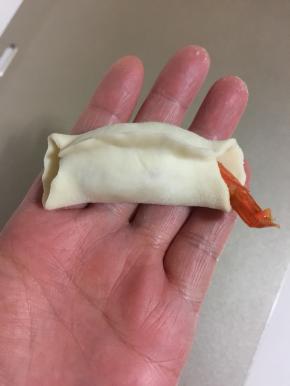 把饺子皮对折起来，把中间那个部分捏紧！一个虾饺就做好了。