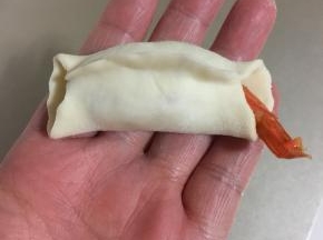把饺子皮对折起来，把中间那个部分捏紧！一个虾饺就做好了。