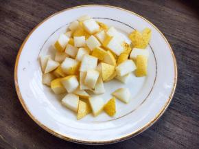 梨去核，把梨切成骰子大小的丁。