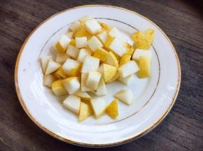 梨去核，把梨切成骰子大小的丁。