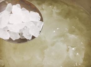 放入适量的冰糖，小火继续熬制。