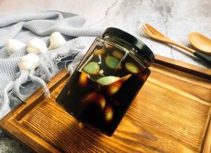 据说蒜绿的快的还有一个小窍门，白天放在暖气旁，晚上扔冰箱里冷藏，加大温差，4、5天就可以绿的了。 我是把做好了的腊八醋放在避光的地热地板上，24个小时后有的蒜就开始变绿了，第5天蒜就都绿了。我们急于尝尝腊八醋的味道，已经打开了一瓶，味道棒棒哒，然后把其它的腊八醋放在一个纸箱子里，放外温度较低的阳台上了，这样更便于保存。