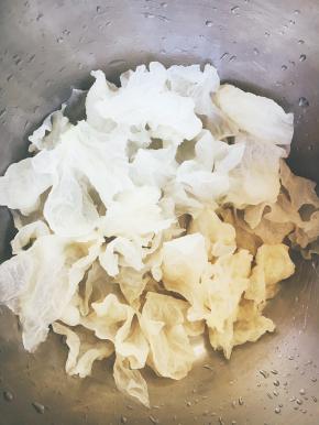 将泡发好的银耳撕成小朵。