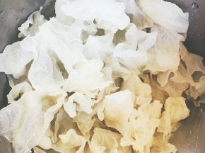 将泡发好的银耳撕成小朵。