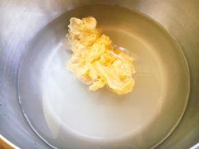 银耳用清水泡发。