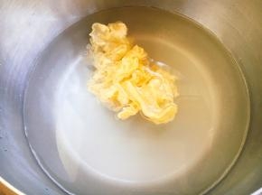 银耳用清水泡发。