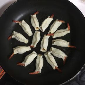 为了拍照第一锅特意用的小锅，后来又做了两大锅的虾饺抱蛋，方法同上哦！就不详细介绍啦。