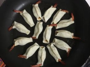 为了拍照第一锅特意用的小锅，后来又做了两大锅的虾饺抱蛋，方法同上哦！就不详细介绍啦。