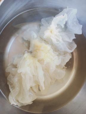 泡发至银耳花朵蓬松。