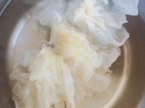 泡发至银耳花朵蓬松。