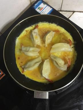 小火慢慢的把鸡蛋煎熟。