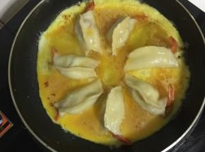 小火慢慢的把鸡蛋煎熟。