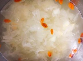 最后放入少许的枸杞即可。