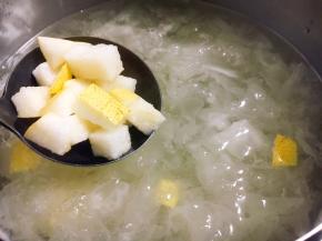 把梨丁放入煮好的银耳粥里。