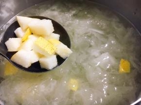 把梨丁放入煮好的银耳粥里。