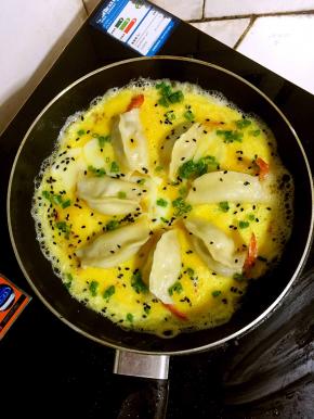 起锅前加入适量的黑芝麻和葱花即可。