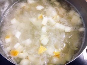 小火煮10分钟左右，把梨煮软了。