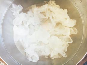 放入适量的水。