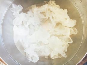 放入适量的水。