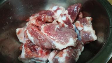 猪肋骨冲洗干净 飞水待用