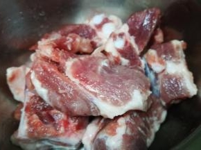 猪肋骨冲洗干净 飞水待用