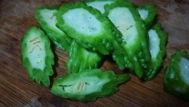 苦瓜切厚片 去除瓜瓤和籽