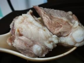 倒入猪肋骨