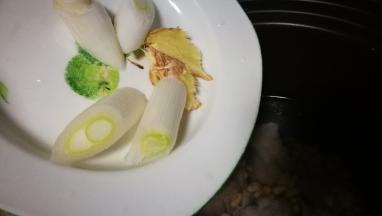 放入葱段姜片豆蔻