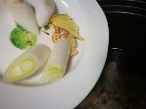 放入葱段姜片豆蔻