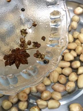 在将花椒和大料放入锅中，大火烧开十分钟
