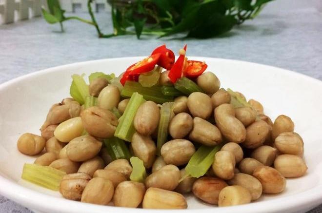 炝拌芹菜花生米