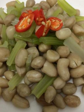 放入醋、糖、盐、香油和小米椒拌匀