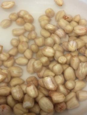 将花生米洗干净，浸泡二十分钟