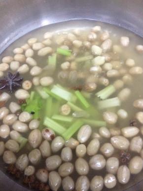 在将芹菜放入煮花生米的锅中，在煮开锅三分钟
