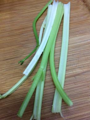 芹菜去老叶洗净